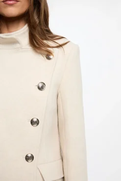 Abrigo con cuello alto