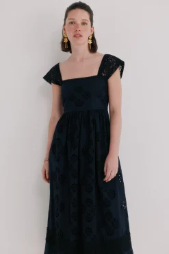 Abril. Vestido calado