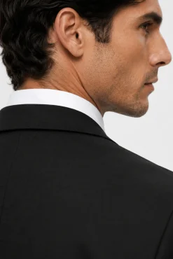 Americana de traje Slim Fit confeccionada con materiales reciclados.