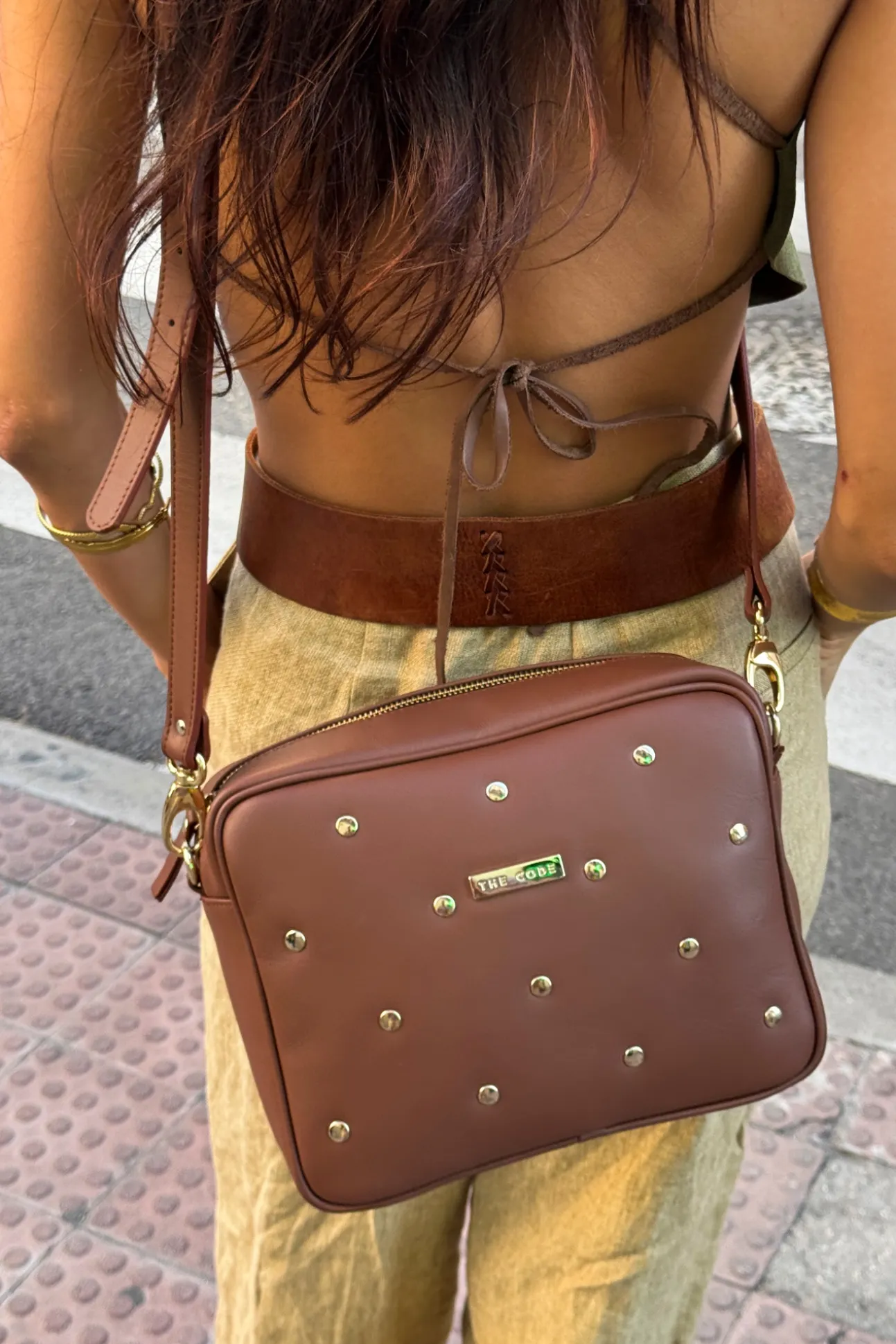 Bandolera Charlotte piel y tachas