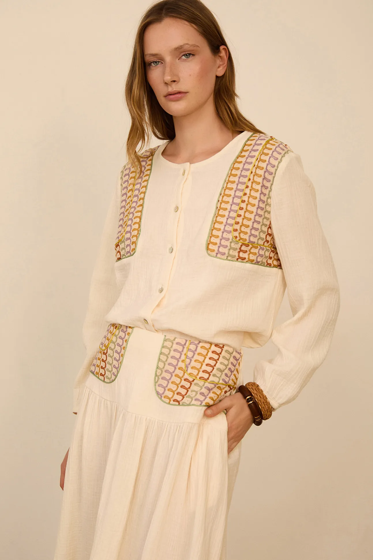 Blusa bimateria con pañuelo