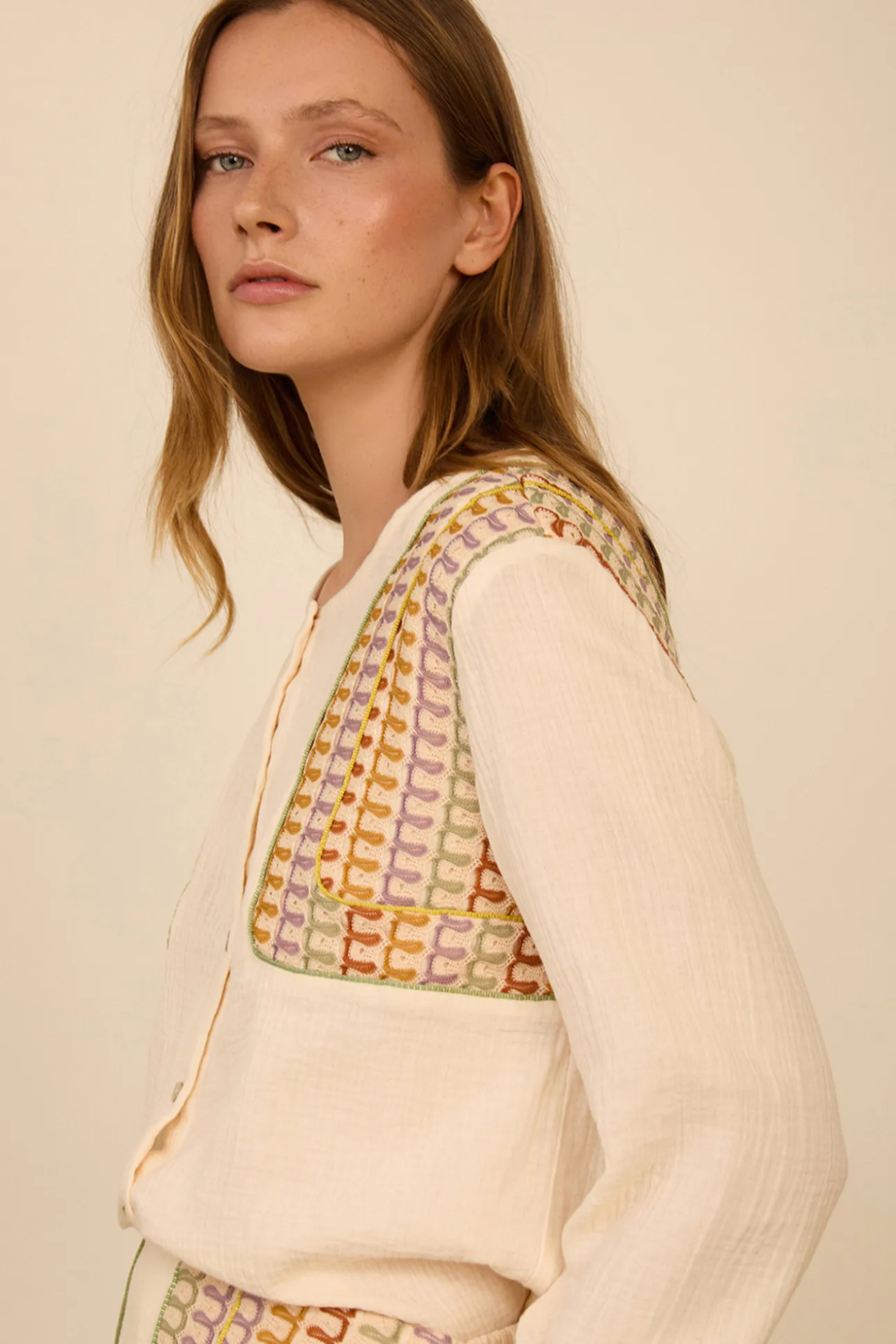 Blusa bimateria con pañuelo
