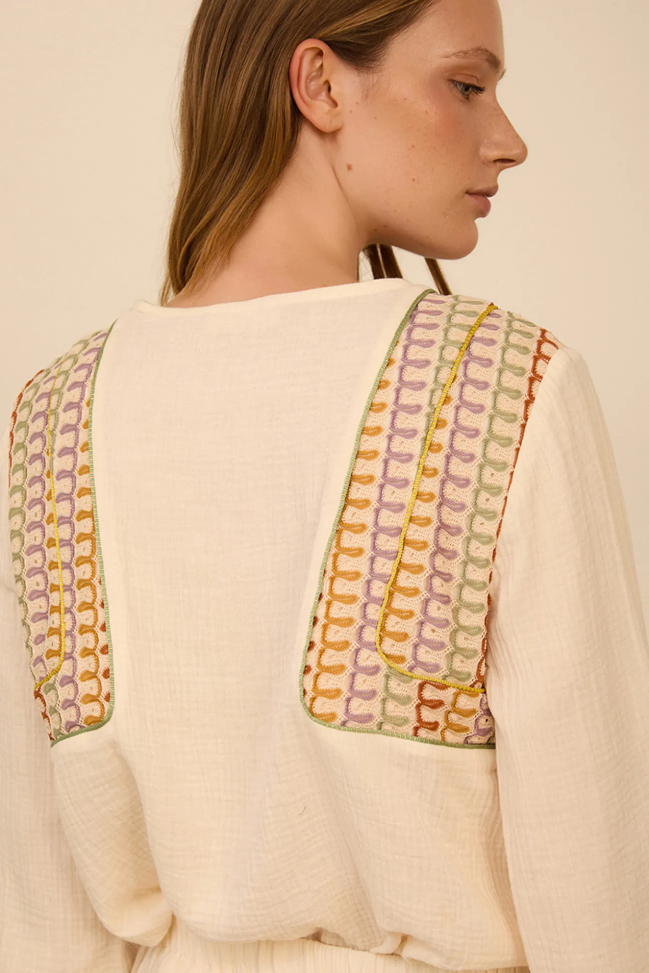 Blusa bimateria con pañuelo