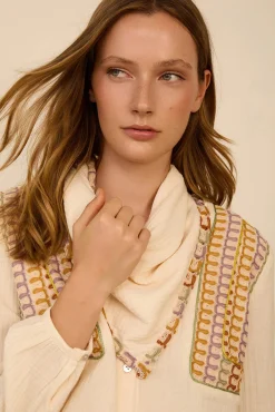 Blusa bimateria con pañuelo