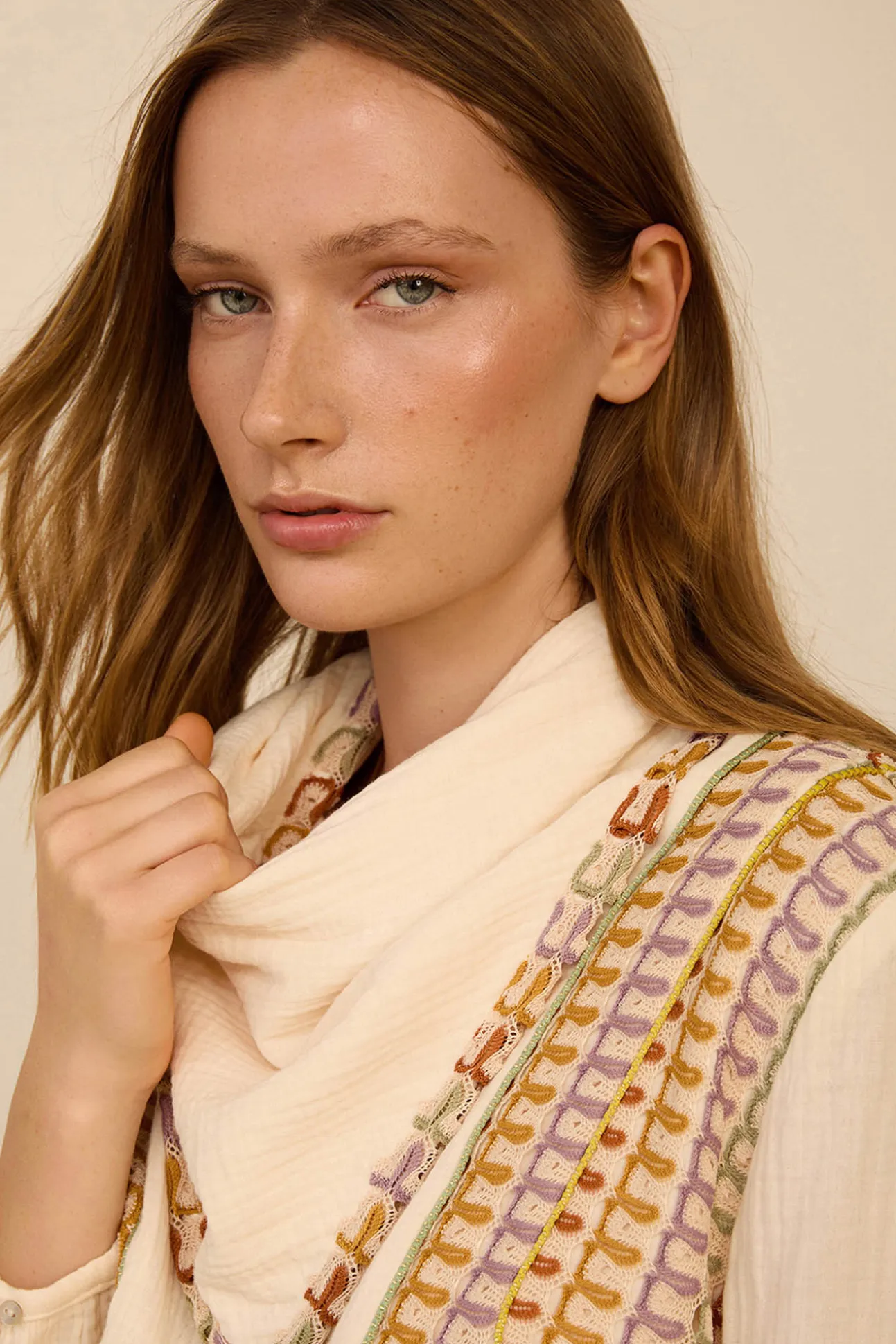 Blusa bimateria con pañuelo