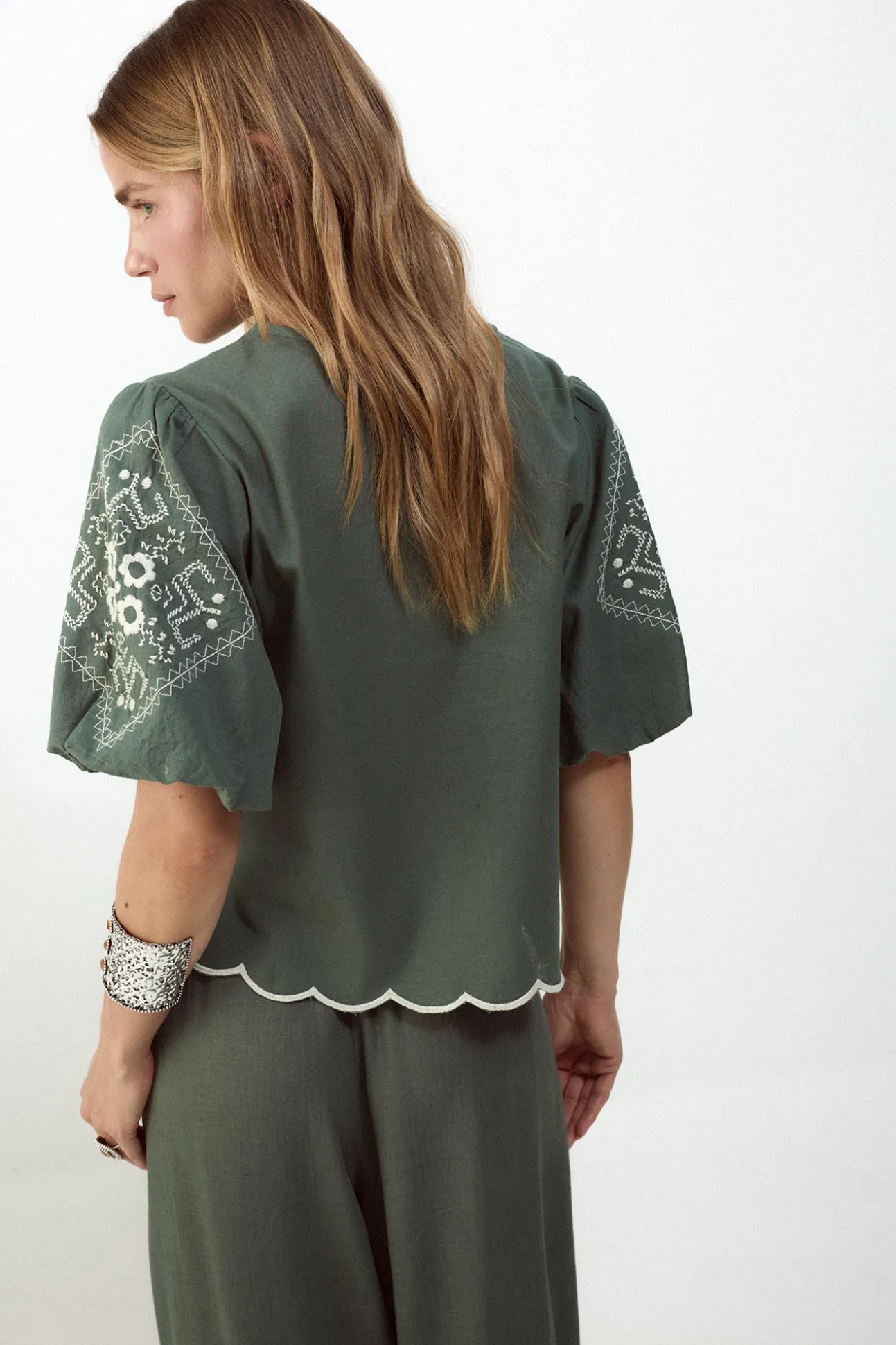Blusa bordado manga farol