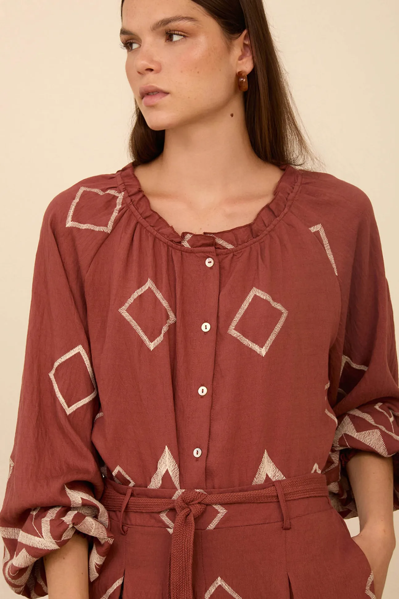 Blusa con bordado a contraste