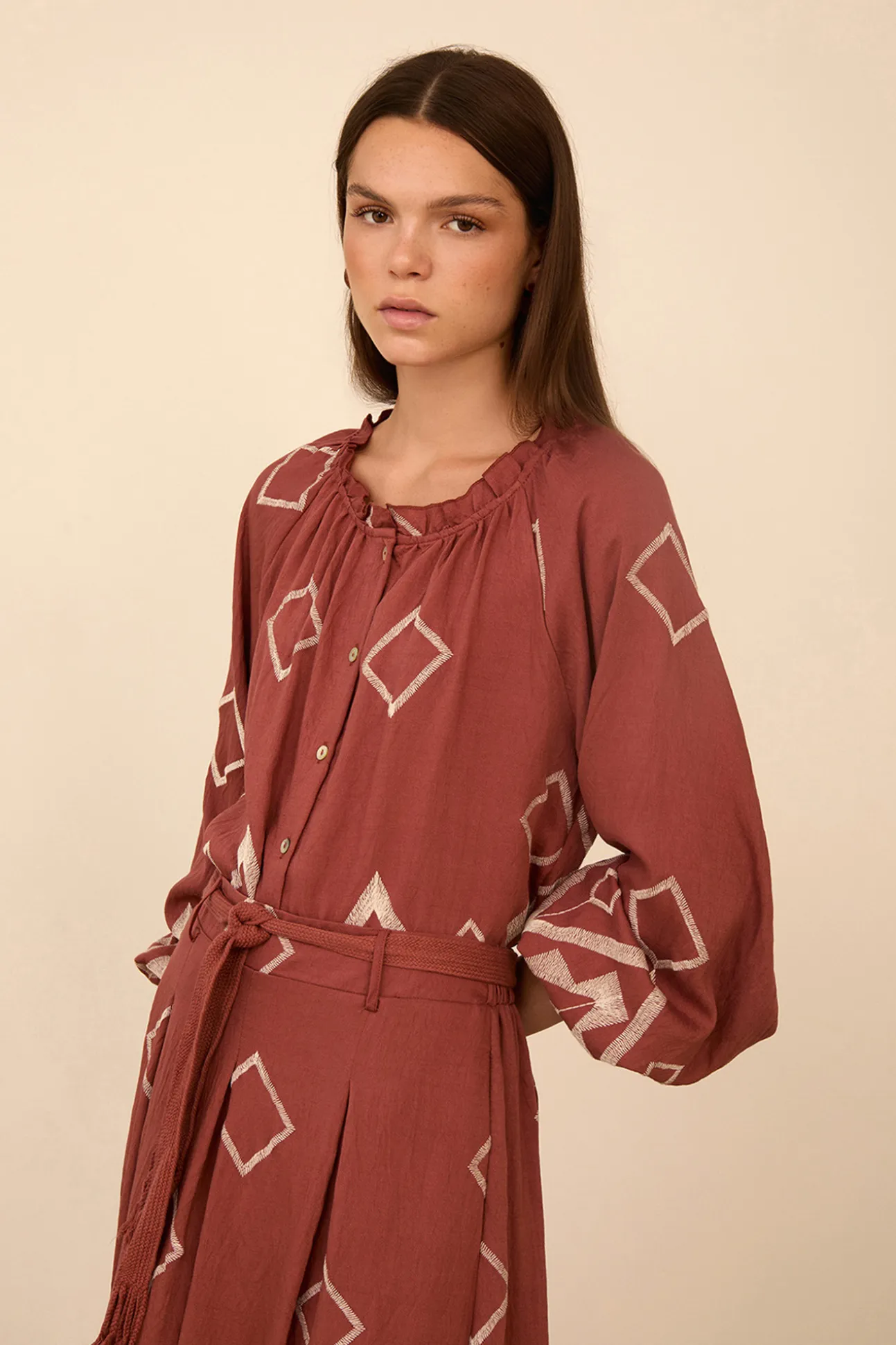 Blusa con bordado a contraste