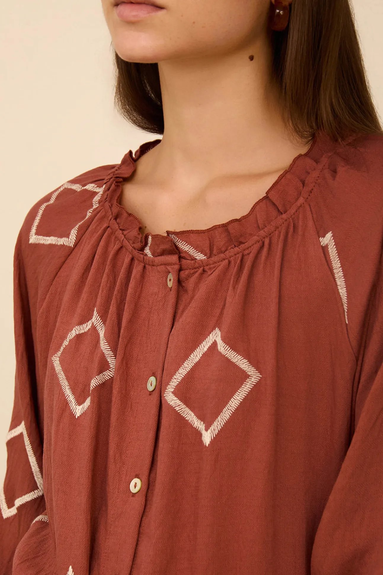 Blusa con bordado a contraste