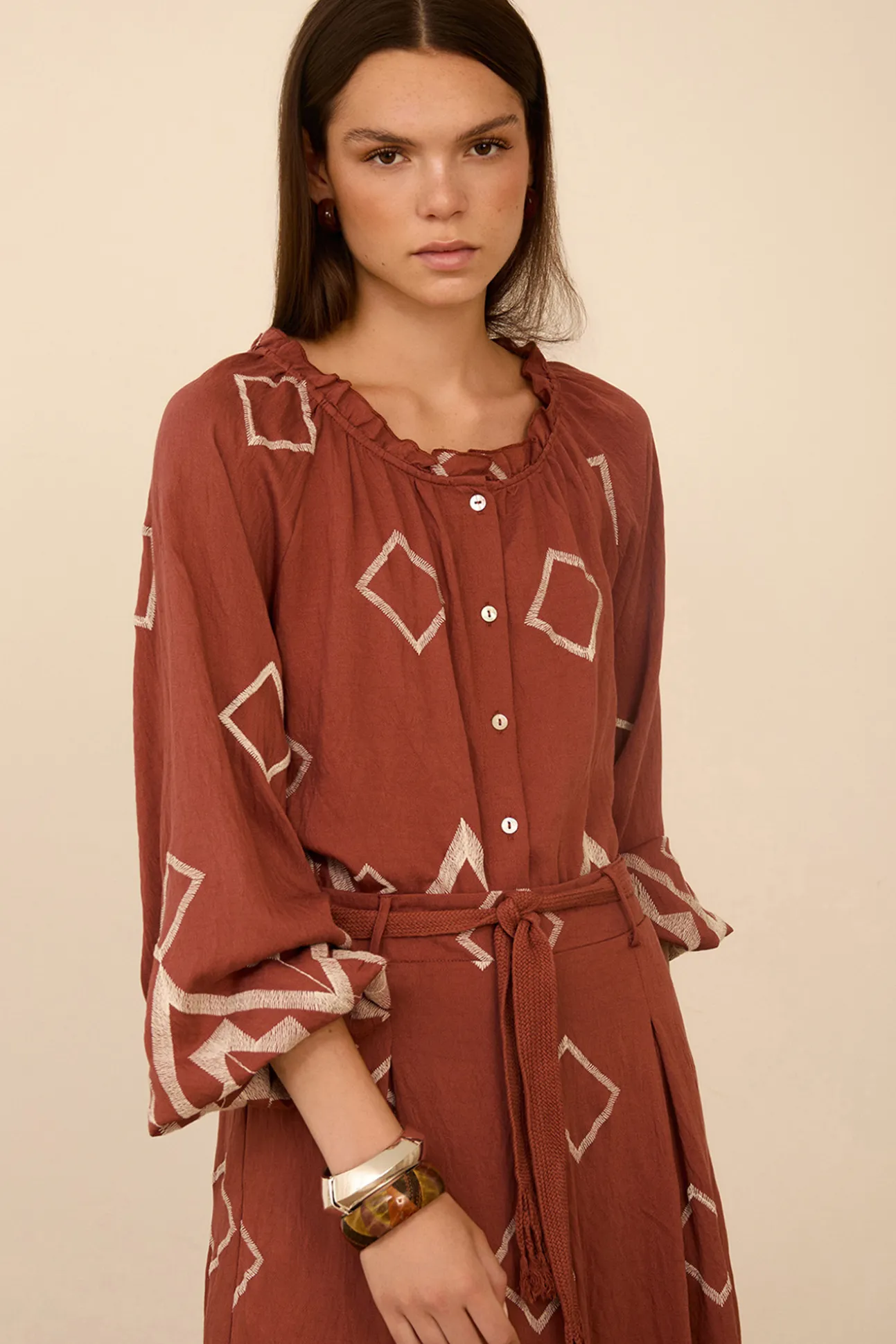 Blusa con bordado a contraste