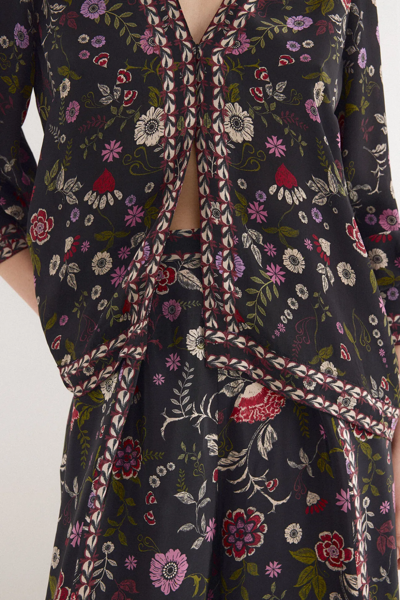 Blusa estampada con cenefas