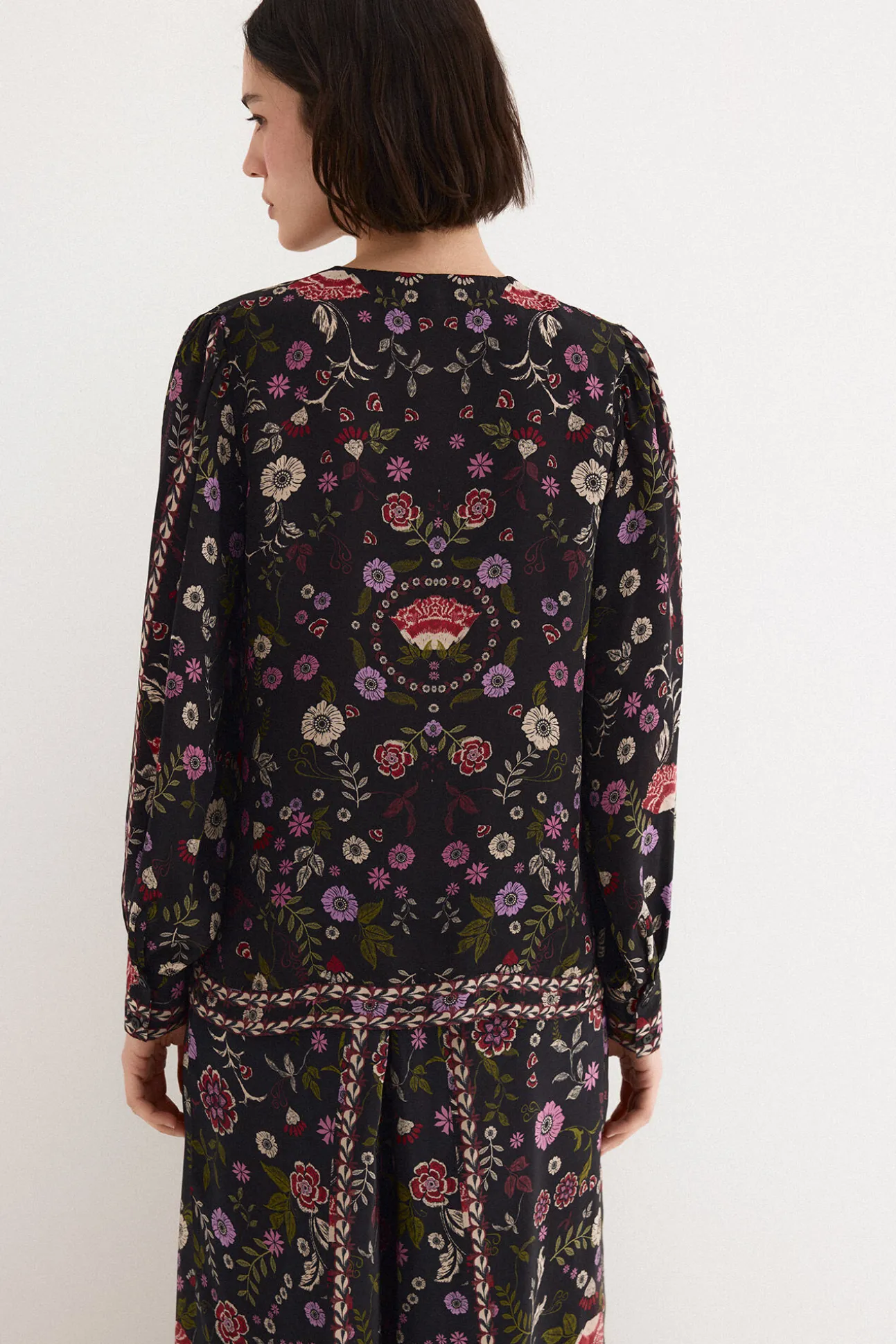 Blusa estampada con cenefas