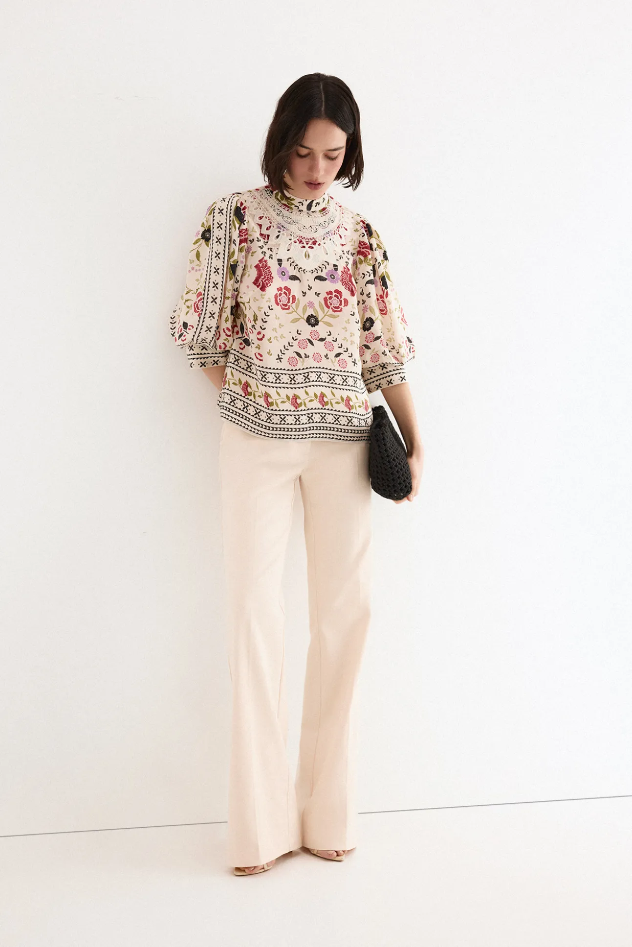 Blusa estampada y bordada