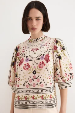 Blusa estampada y bordada