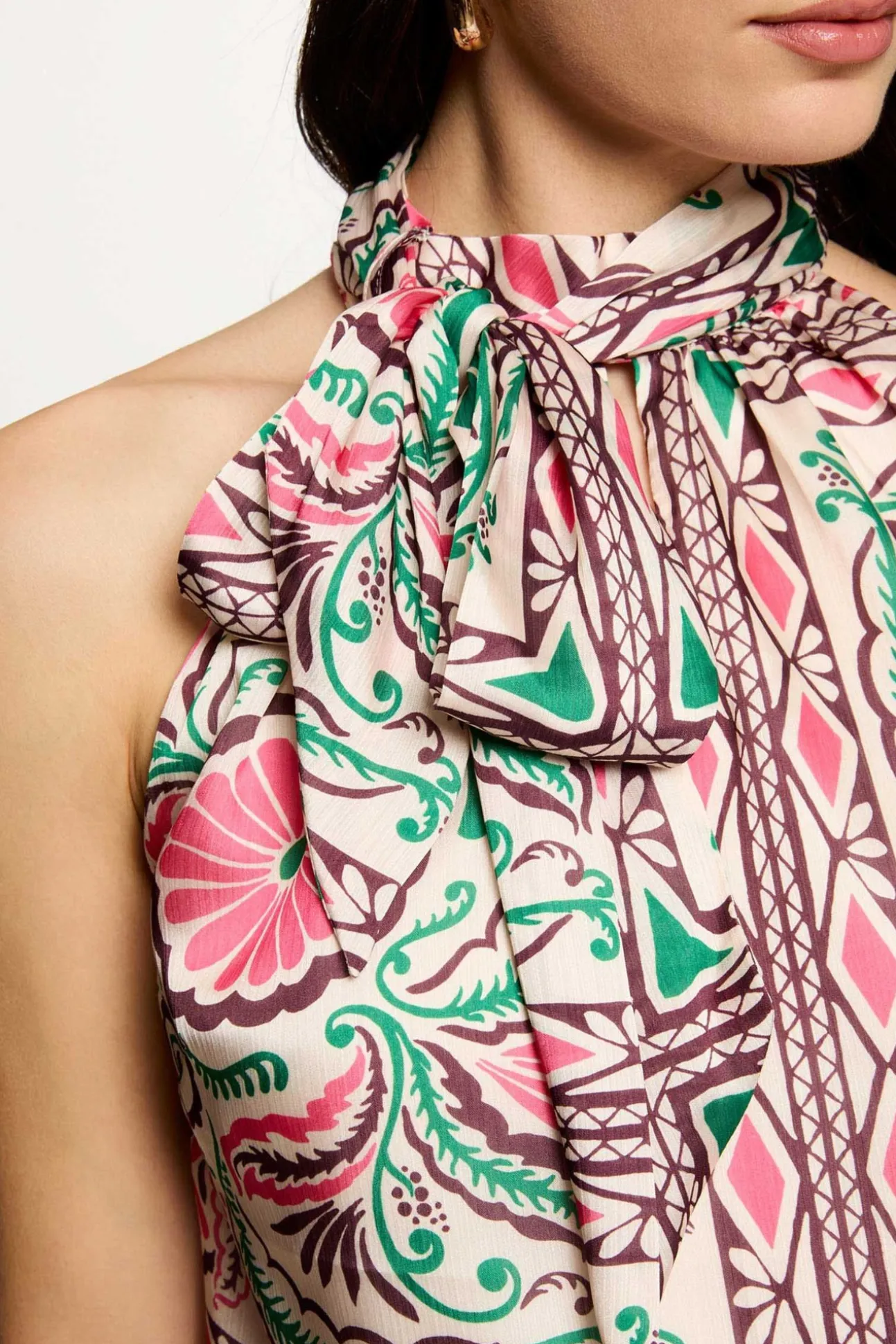 Blusa satinada con cuello alto