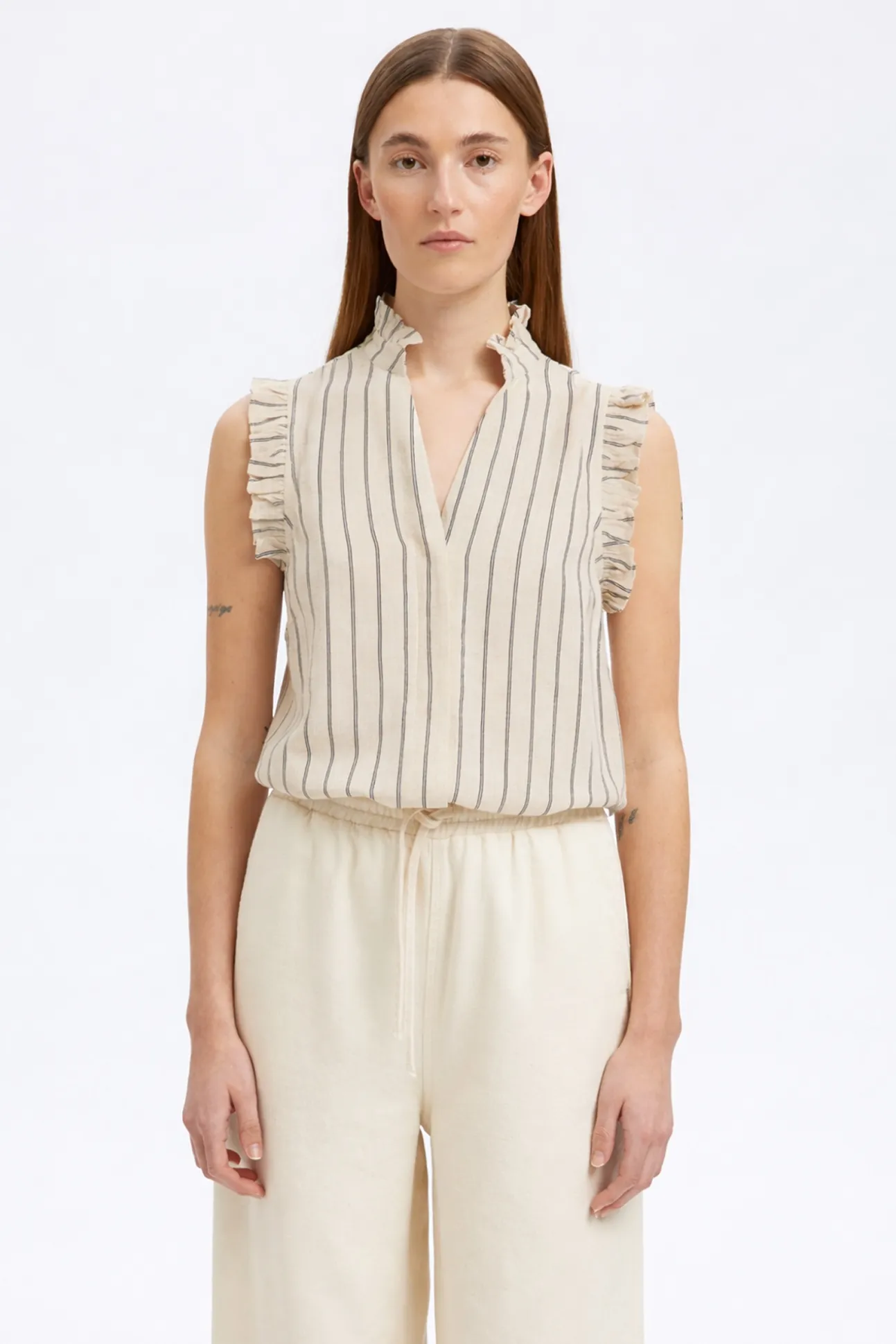 Blusa sin mangas y volantes