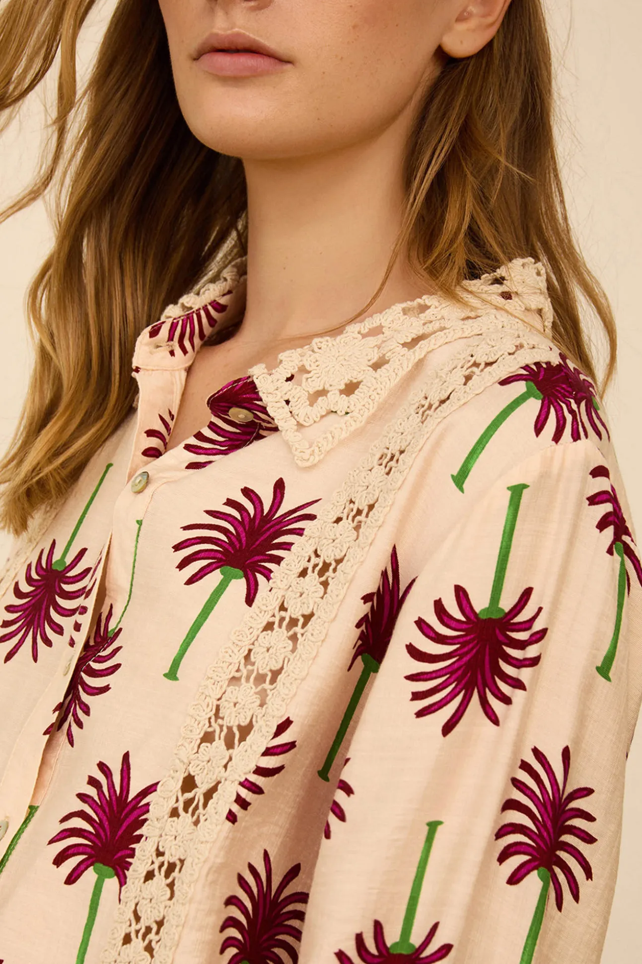Camisa con estampado palmeras