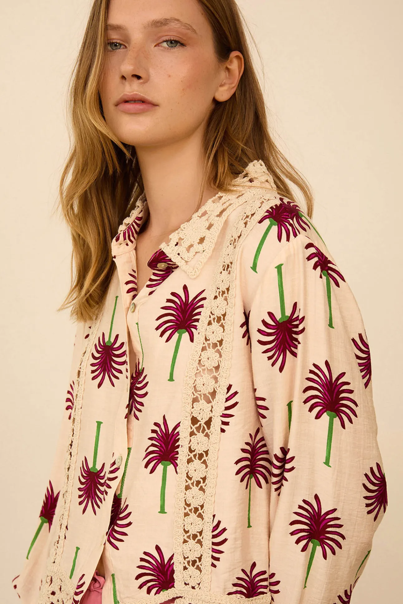Camisa con estampado palmeras