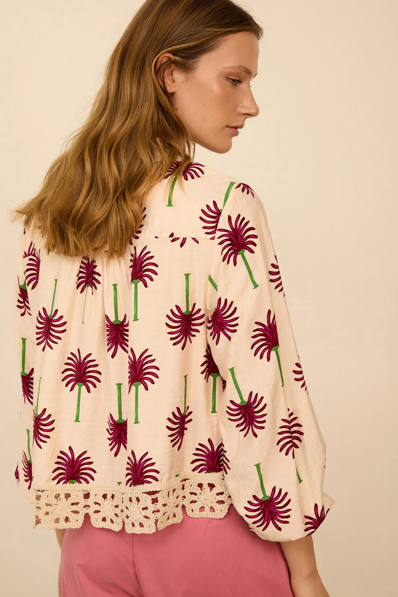 Camisa con estampado palmeras