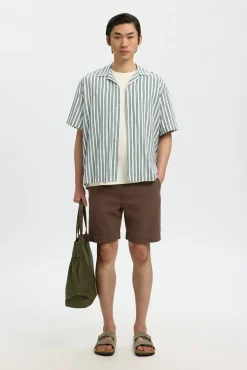 Camisa corta con cuello abierto