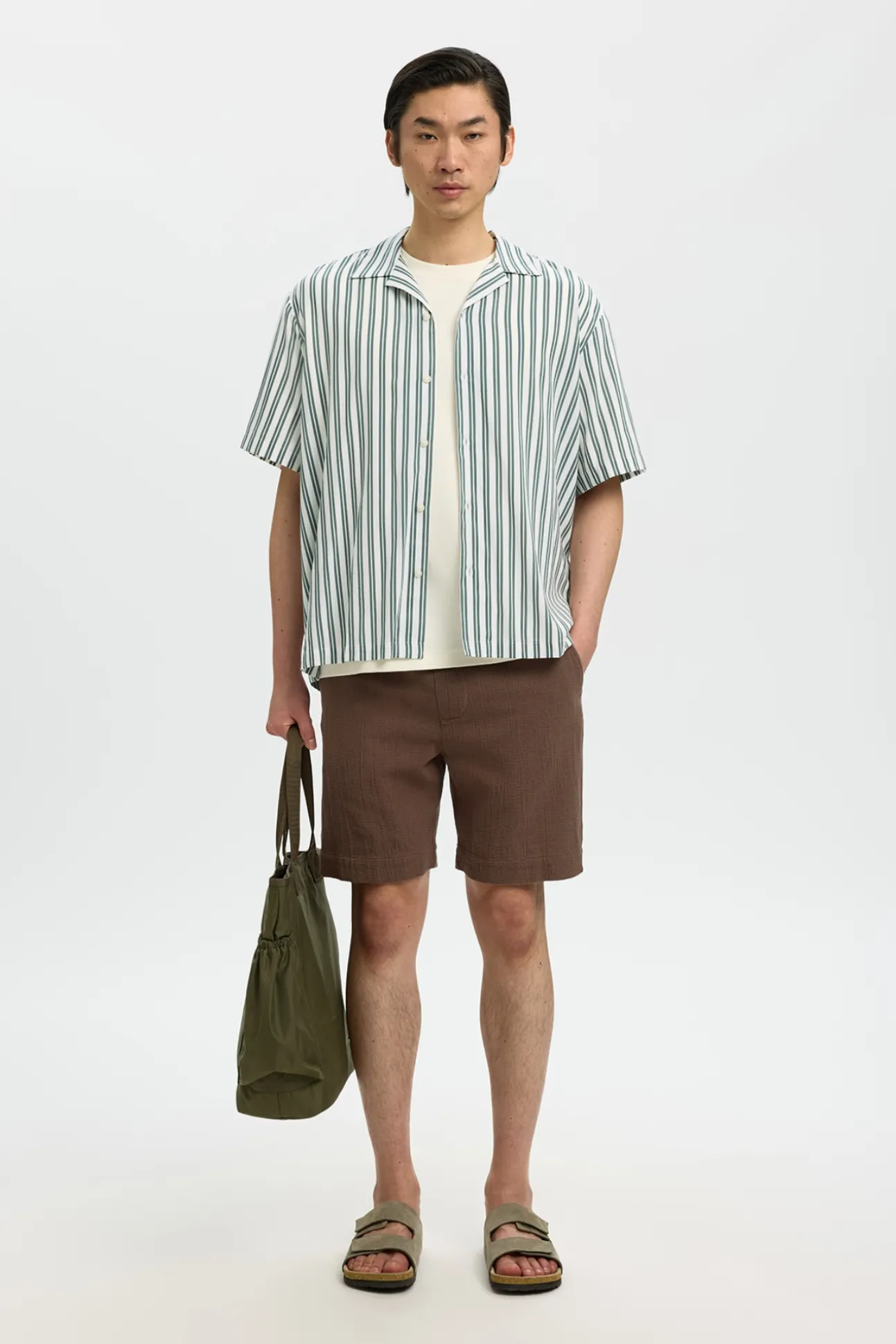 Camisa corta con cuello abierto