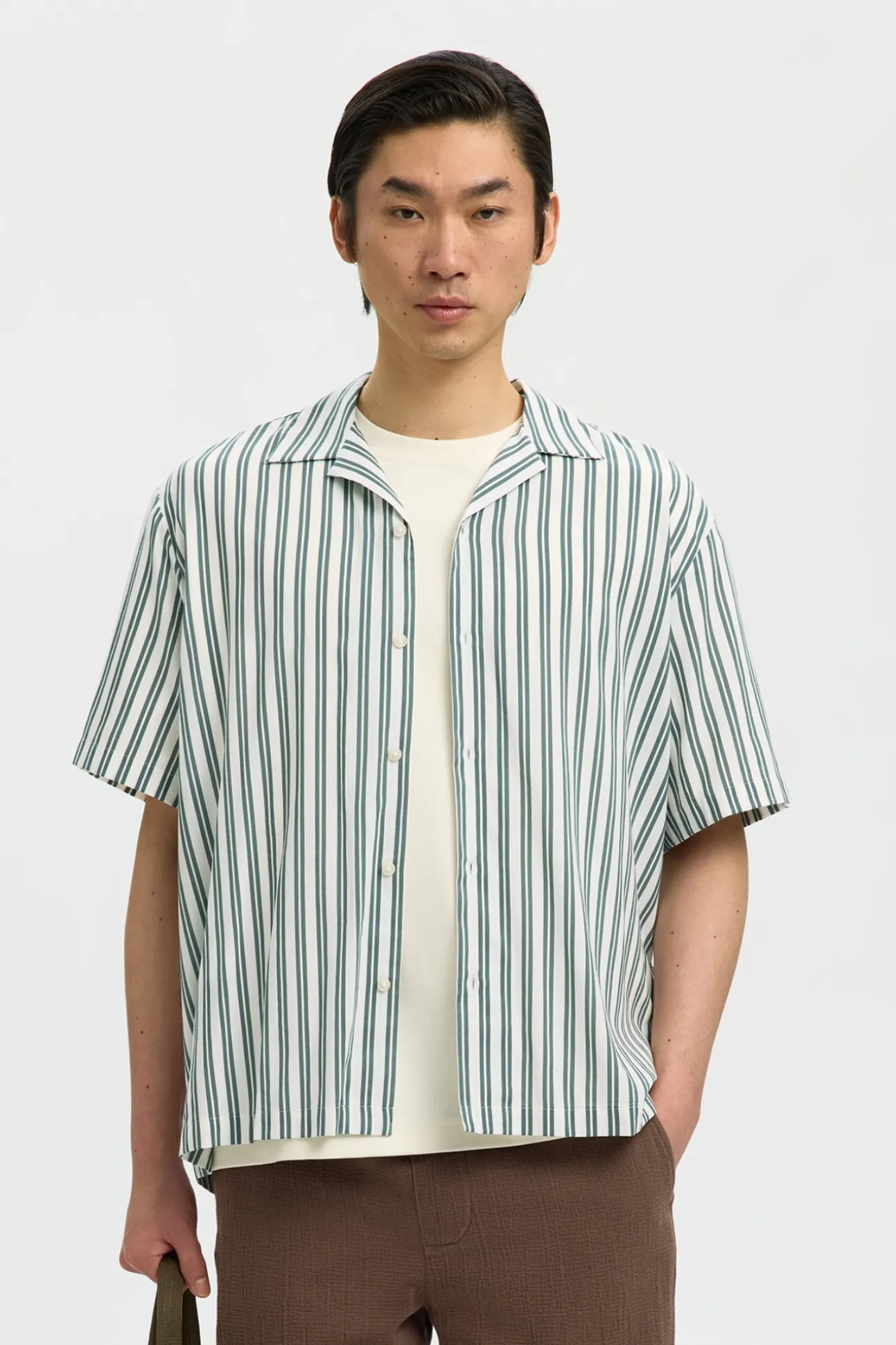 Camisa corta con cuello abierto