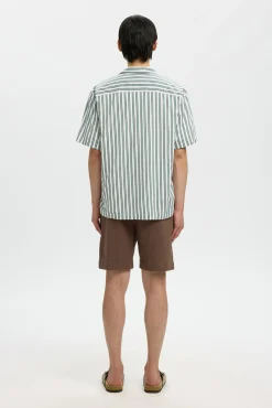 Camisa corta con cuello abierto