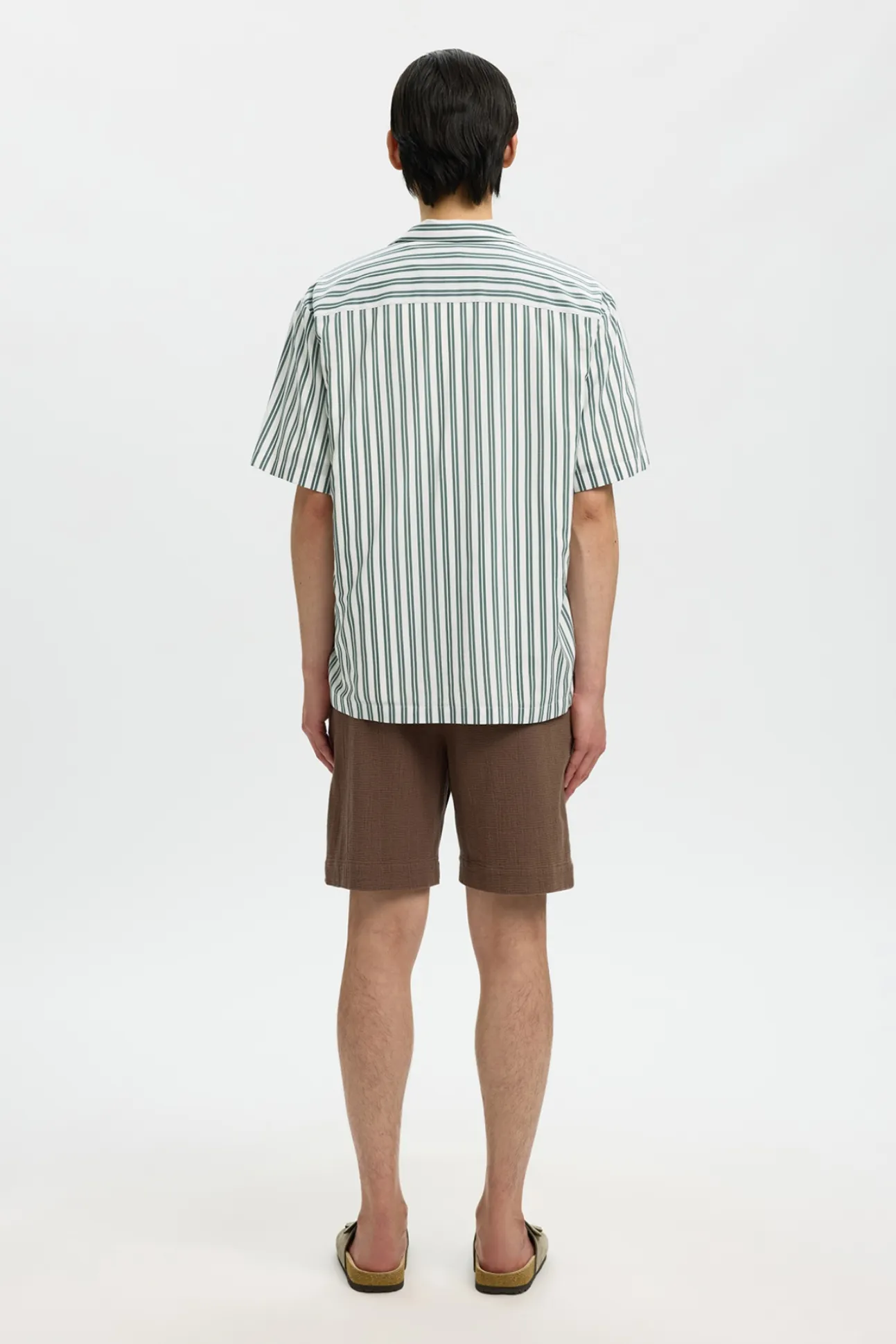 Camisa corta con cuello abierto