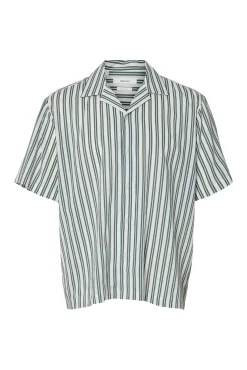 Camisa corta con cuello abierto
