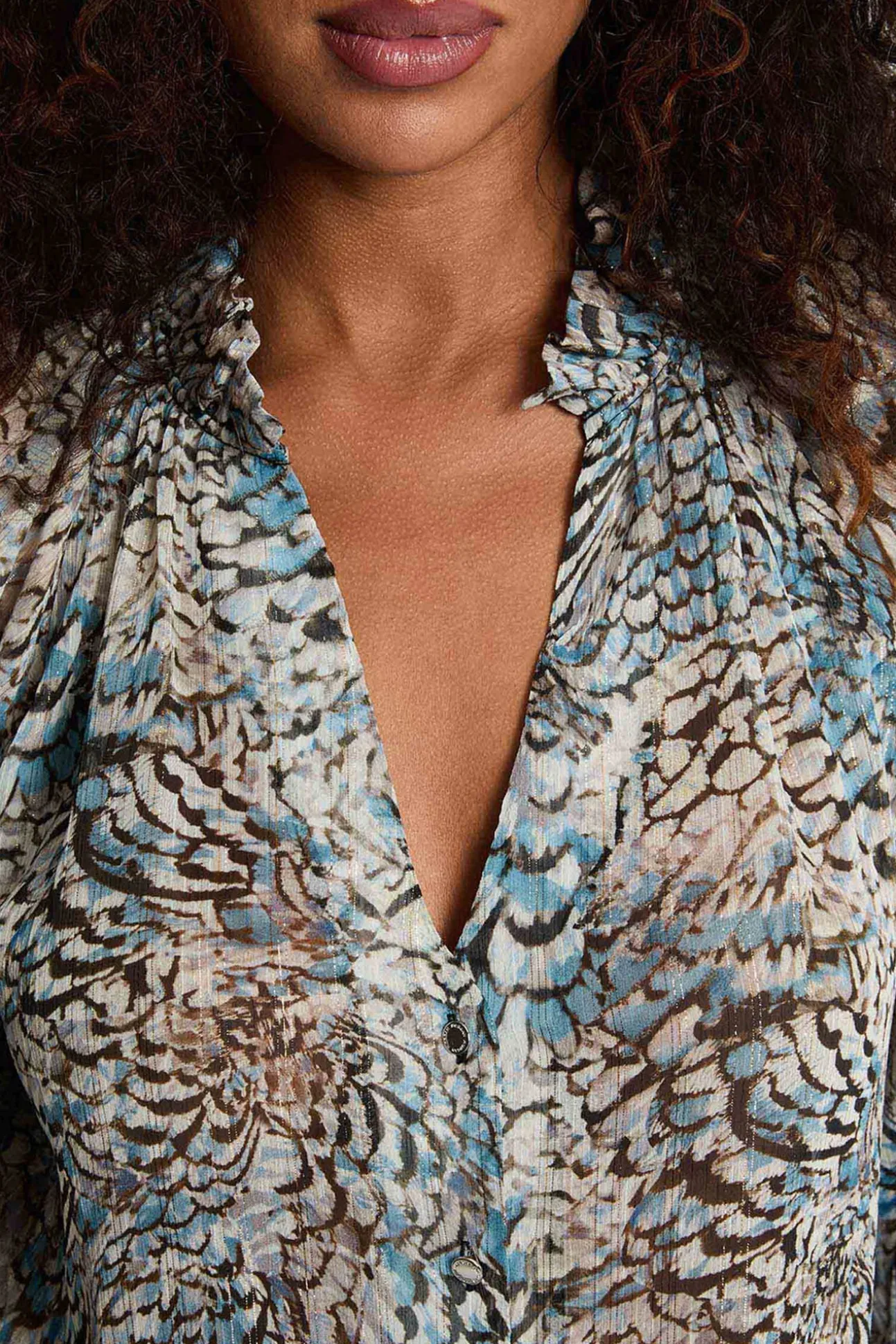 Camisa estampada cuello v