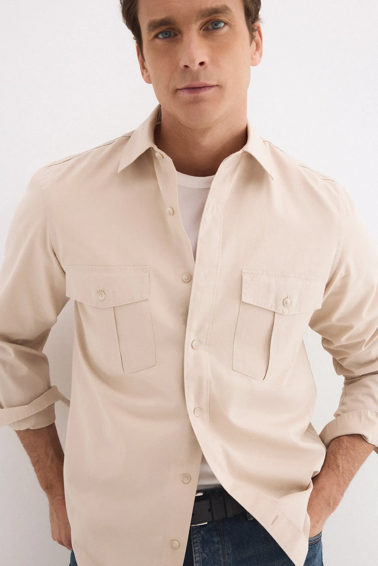 Camisa lisa twill bolsillos