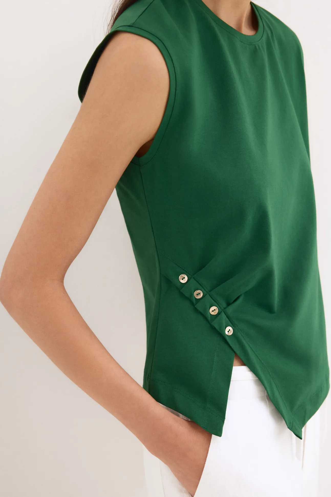 Camiseta asimétrica sisa con detalle de botones