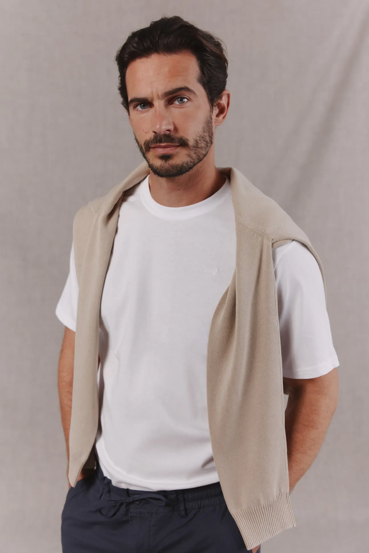 Camiseta básica lavada con bordado avión