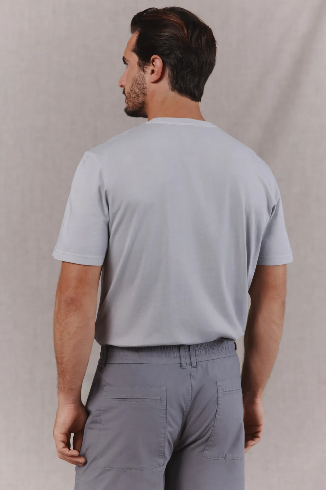 Camiseta básica lavada con bordado avión