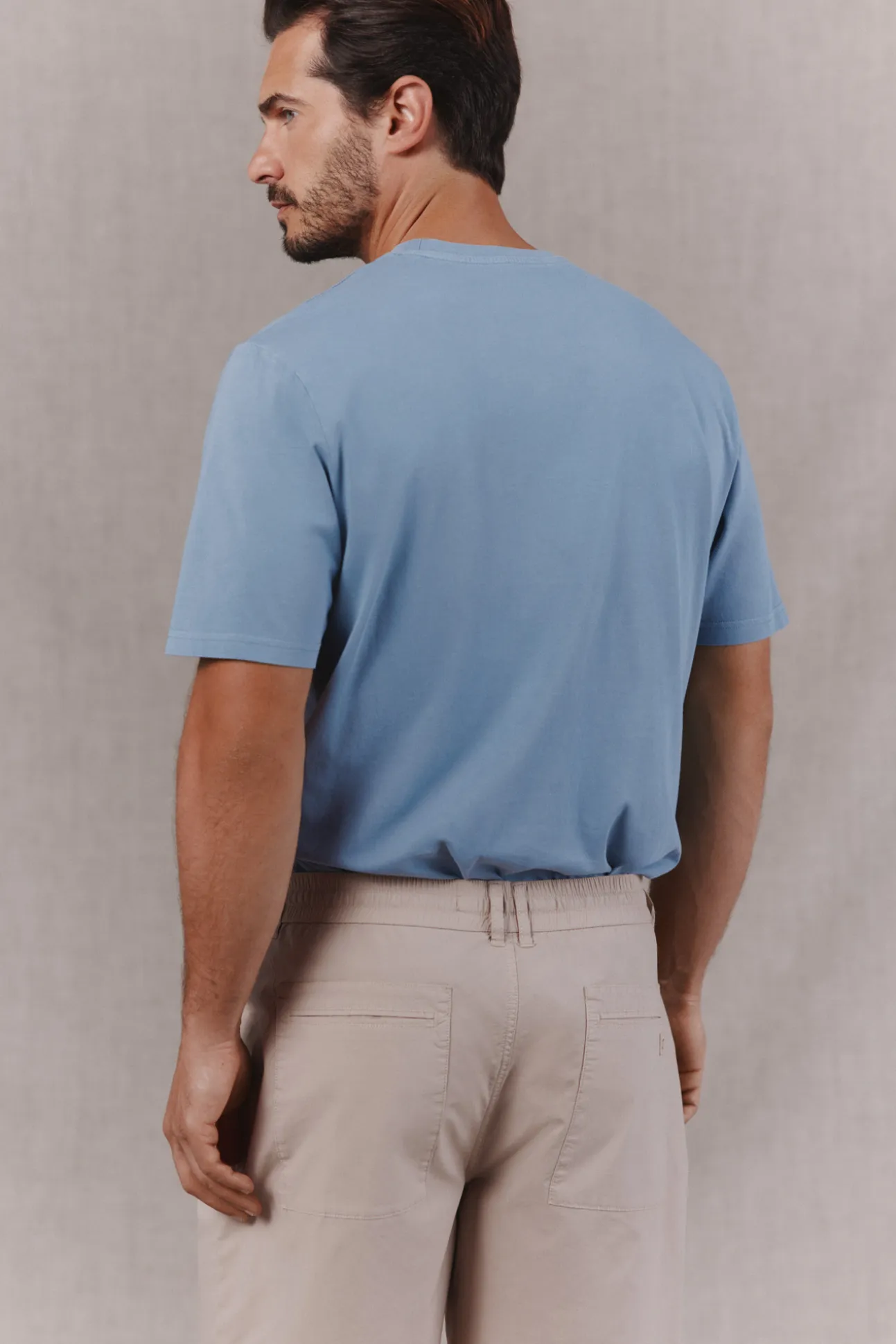 Camiseta básica lavada con bordado avión