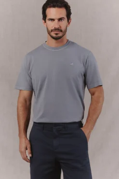 Camiseta básica lavada con bordado avión