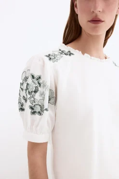 Camiseta combinada con bordados
