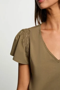 Camiseta con cuello en v y volantes