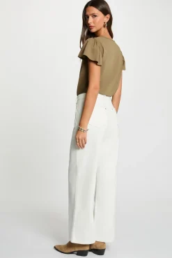 Camiseta con cuello en v y volantes