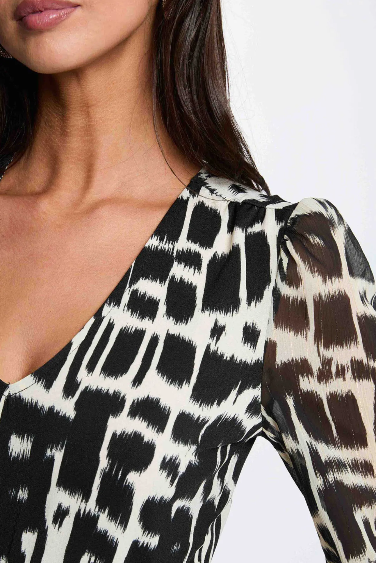 Camiseta cuello v mangas de gasa