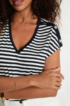Camiseta de rayas con cuello v