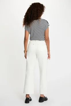 Camiseta de rayas con cuello v