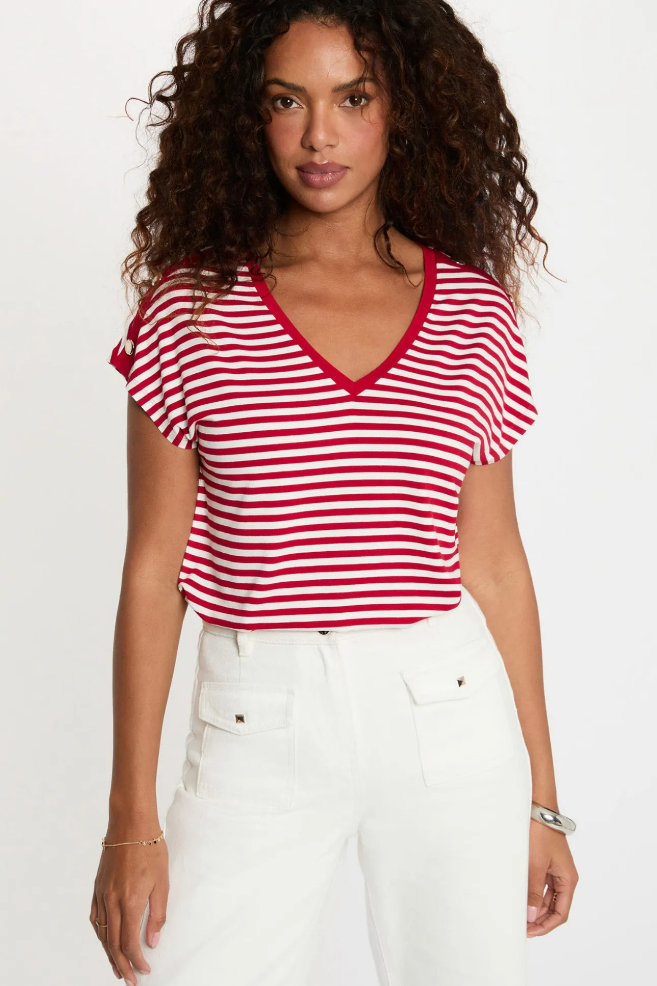 Camiseta de rayas con cuello v