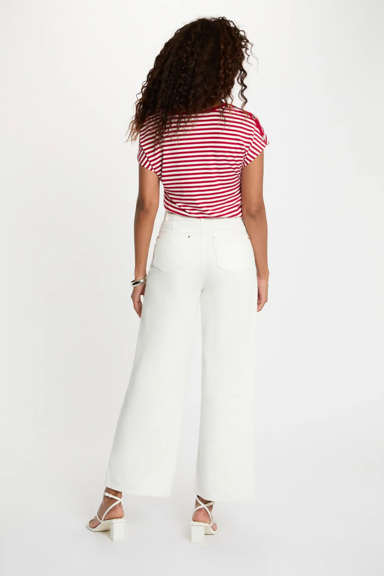 Camiseta de rayas con cuello v