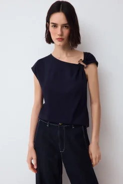 Camiseta drapeada sin mangas detalle de hebilla