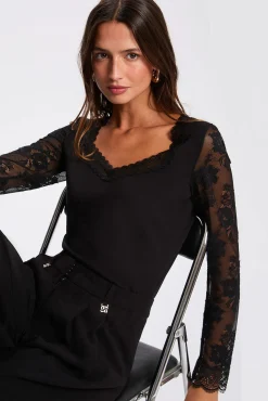 Camiseta encaje cuello corazón
