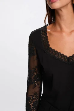 Camiseta encaje cuello corazón