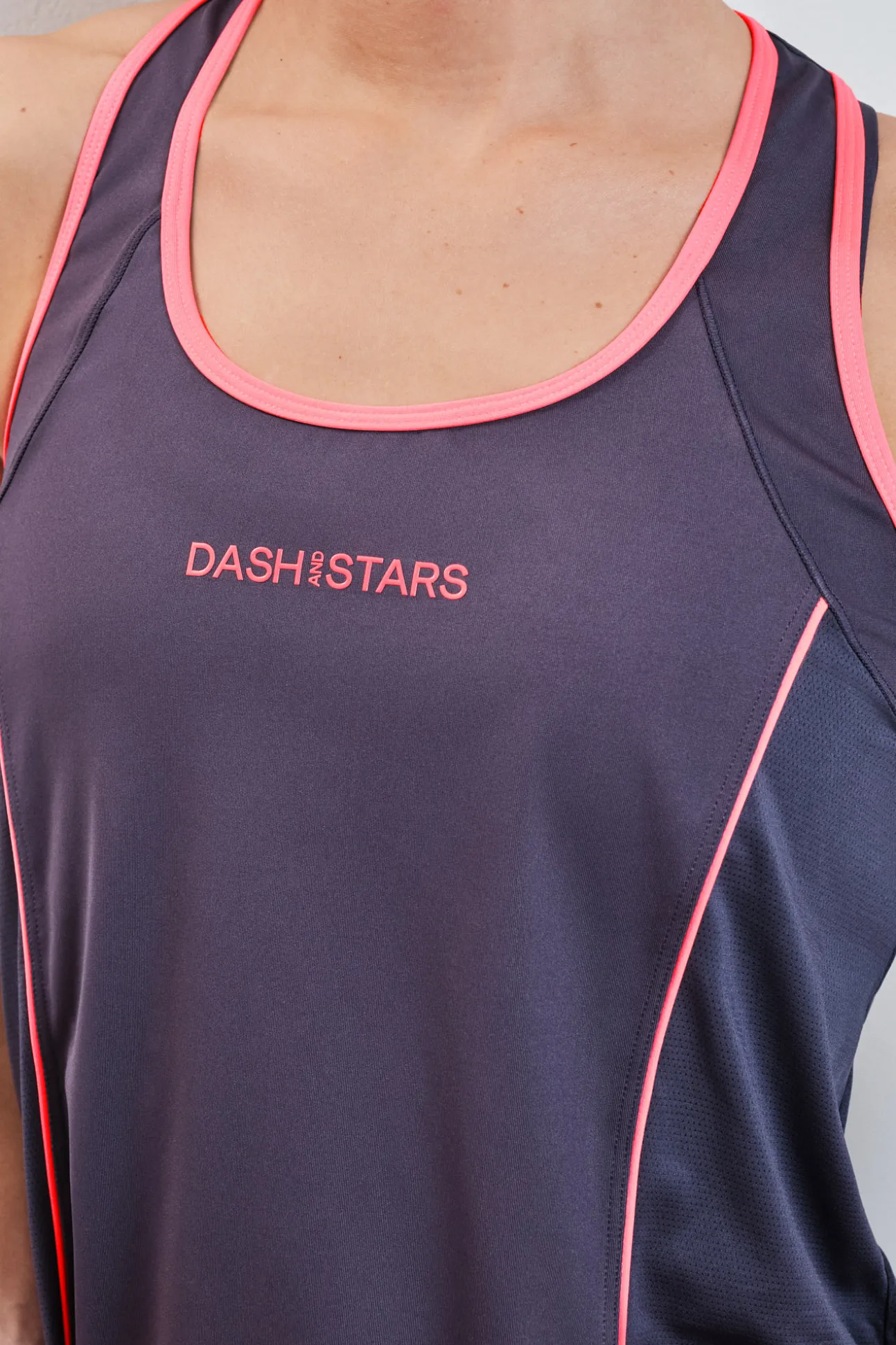 Camiseta entallada sin mangas gris