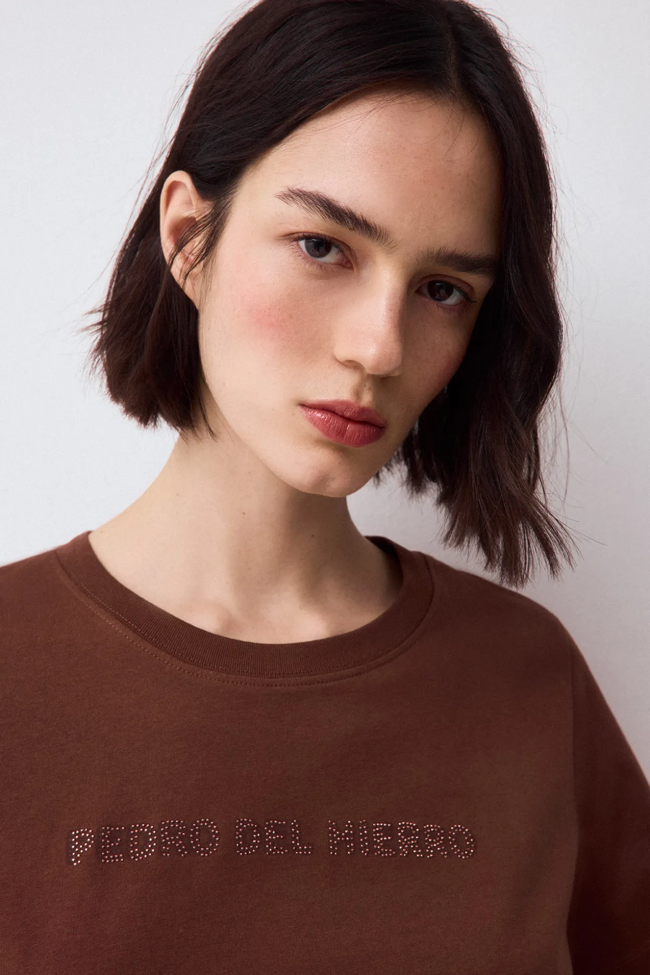 Camiseta logo print con studs