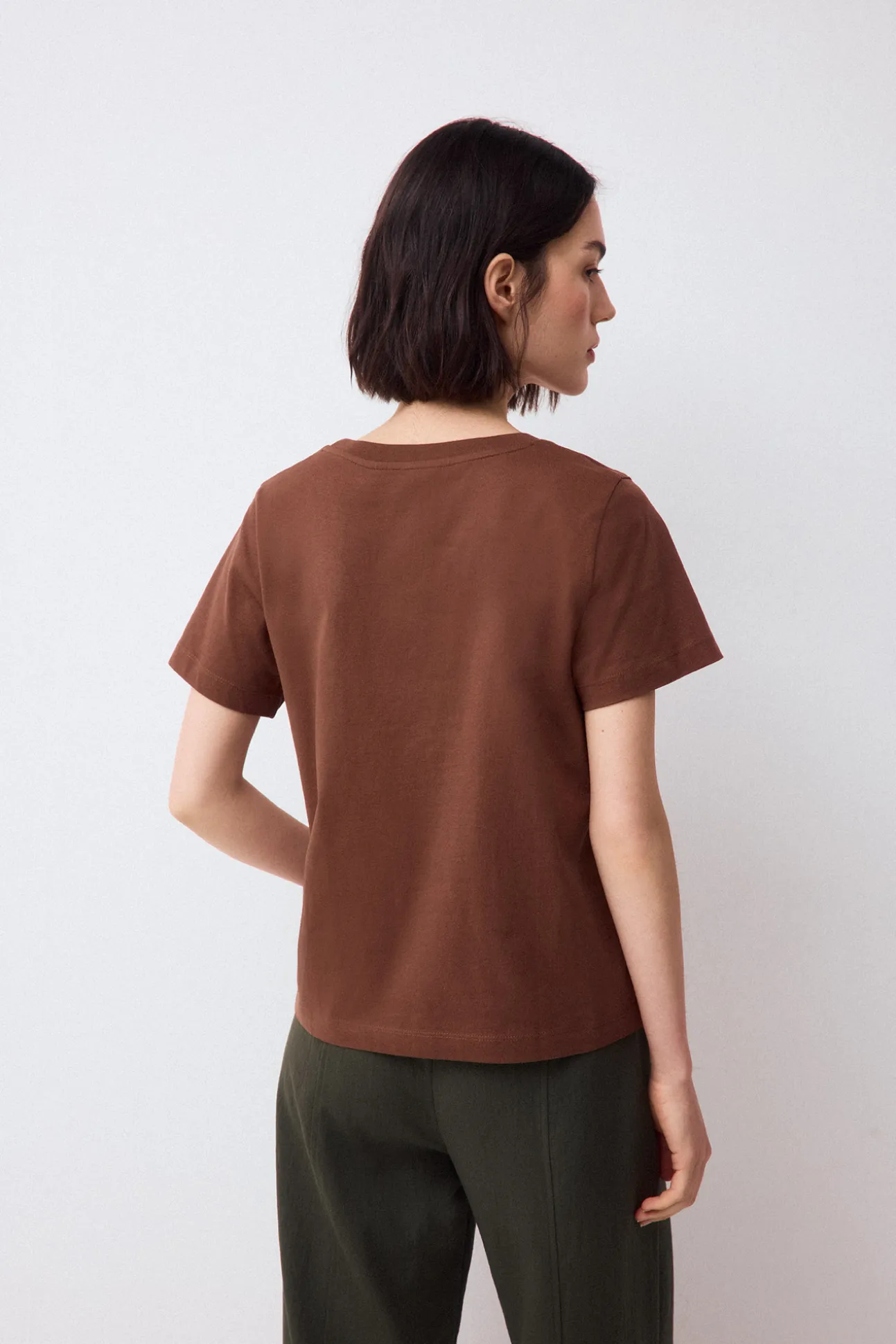 Camiseta logo print con studs